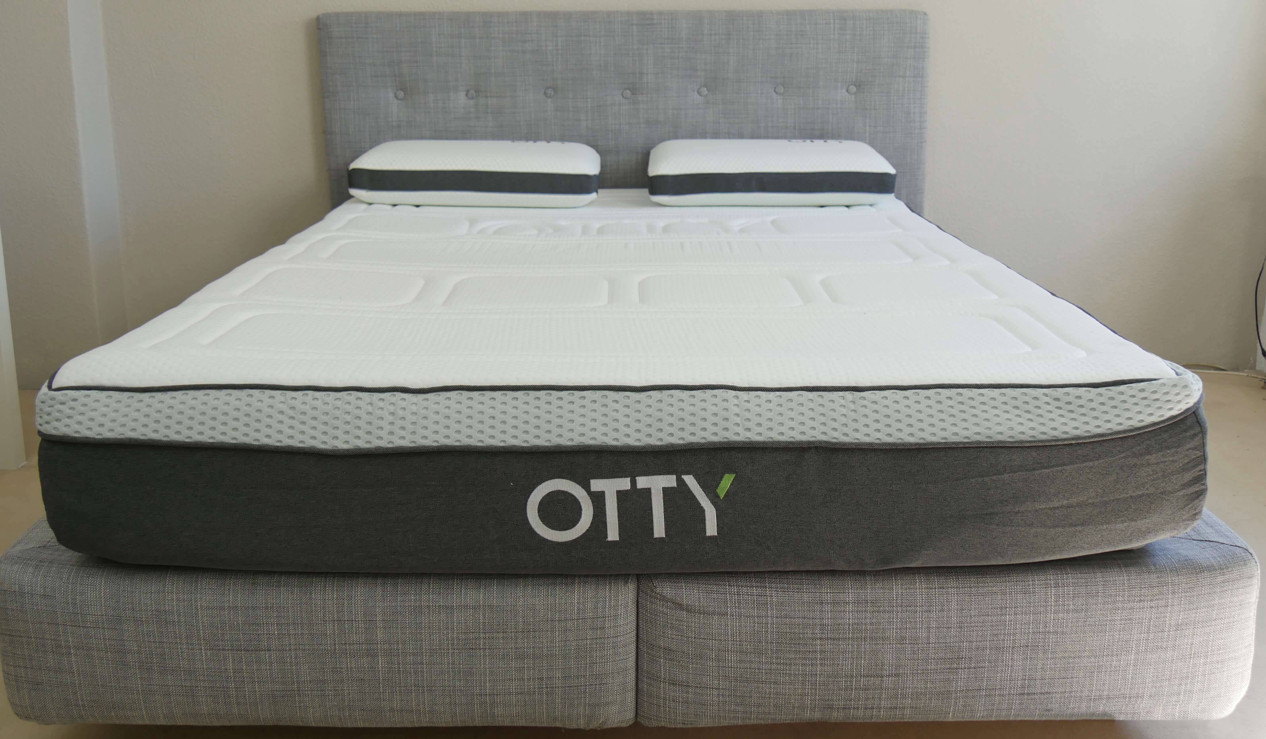 Otty Matratze mit Kissen auf dem Bett